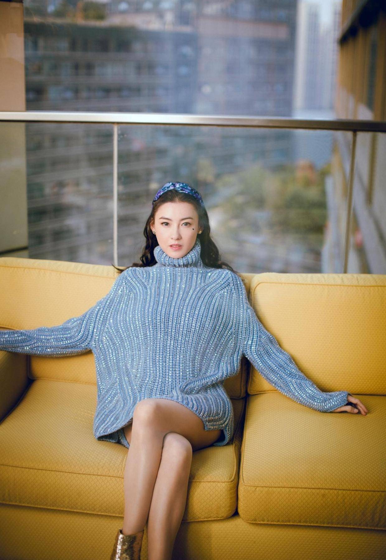 小林青霞气质惊艳,穿黑色西装高级时髦,搭配红唇妆更是气场十足