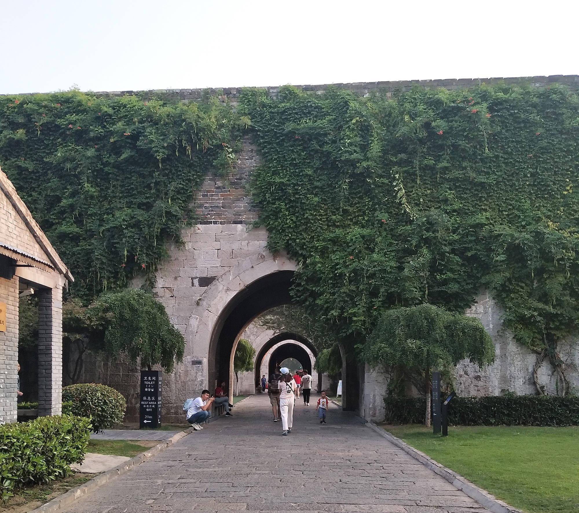 世界上现存最大的瓮城，一次可藏兵3000，被誉为“天下第一瓮城”
