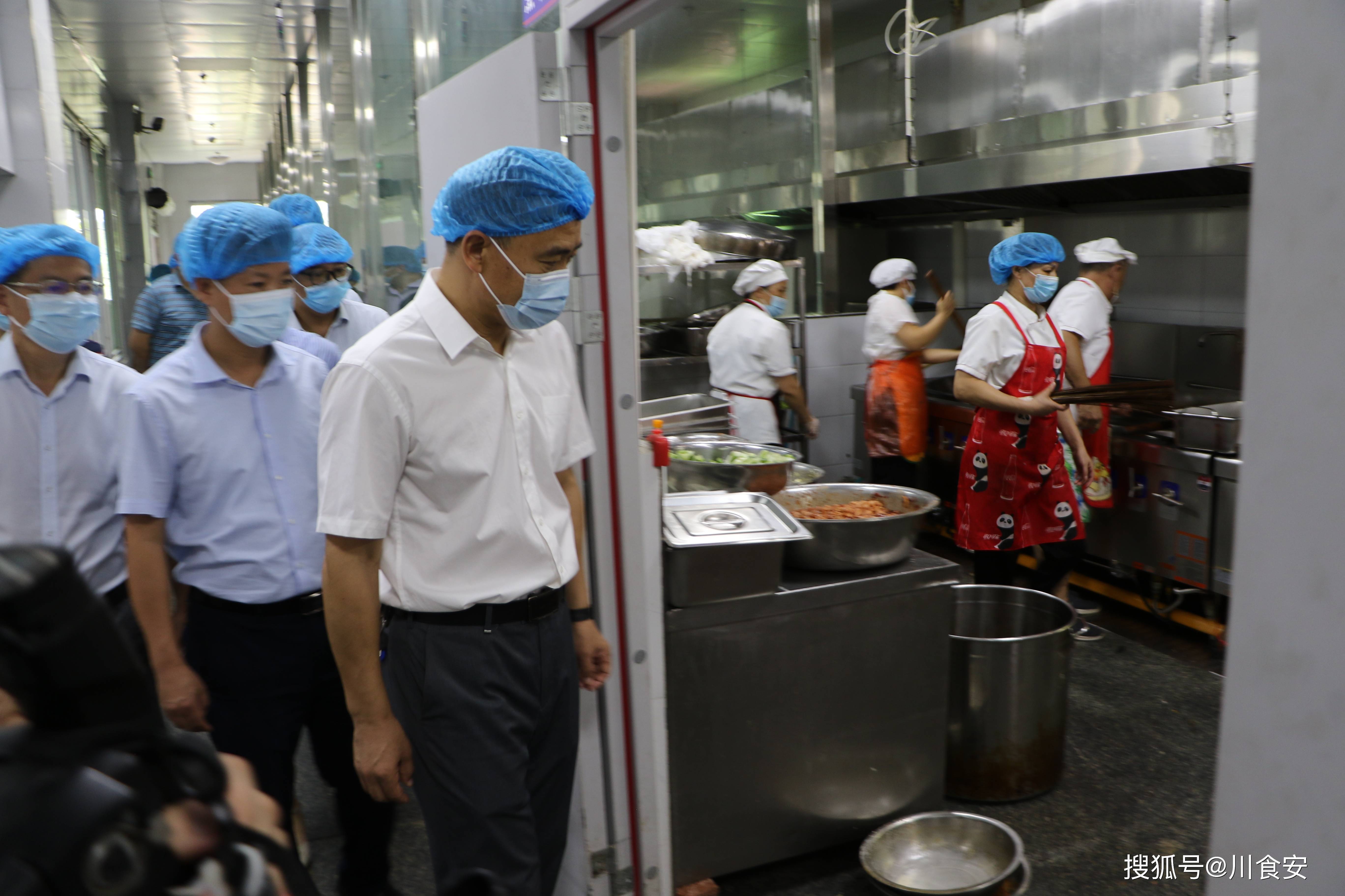 经开区第一小学,广安二中等学校,详细询问了解了学校食堂的管理制度
