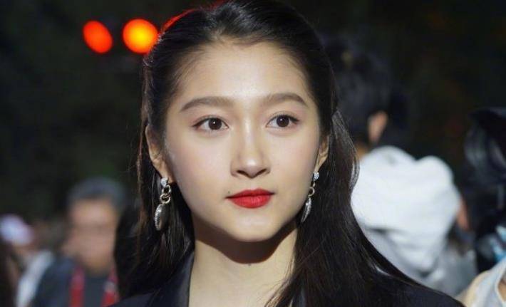 关晓彤参加北电校庆,生图颜值能打,这腿我真的没看错吧?