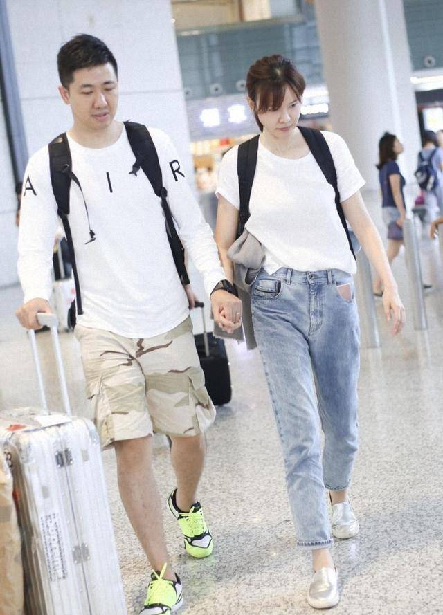 李艾与老公低调秀恩爱,穿白色t恤配牛仔裤,老公188身高太抢眼_休闲