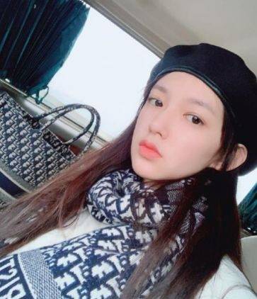 程潇旅游晒素颜照,一脸的胶原蛋白,吃糖葫芦的样子真可爱!