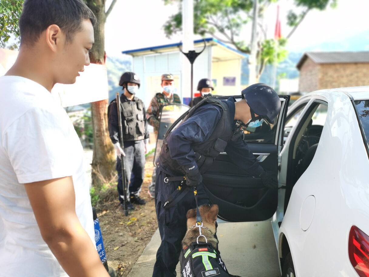 中秋警色，别样团圆 节日我在岗，镜头下，保良街警察的中秋节_巡逻_检查_守护