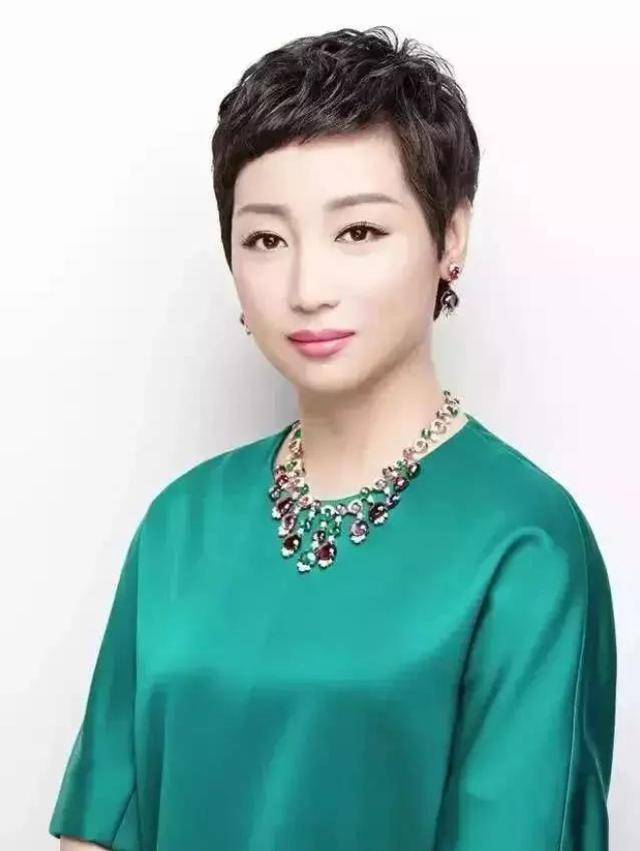 女人上了年纪胖点更富态,学国美老板娘杜鹃这样穿,高级又有气质_女性