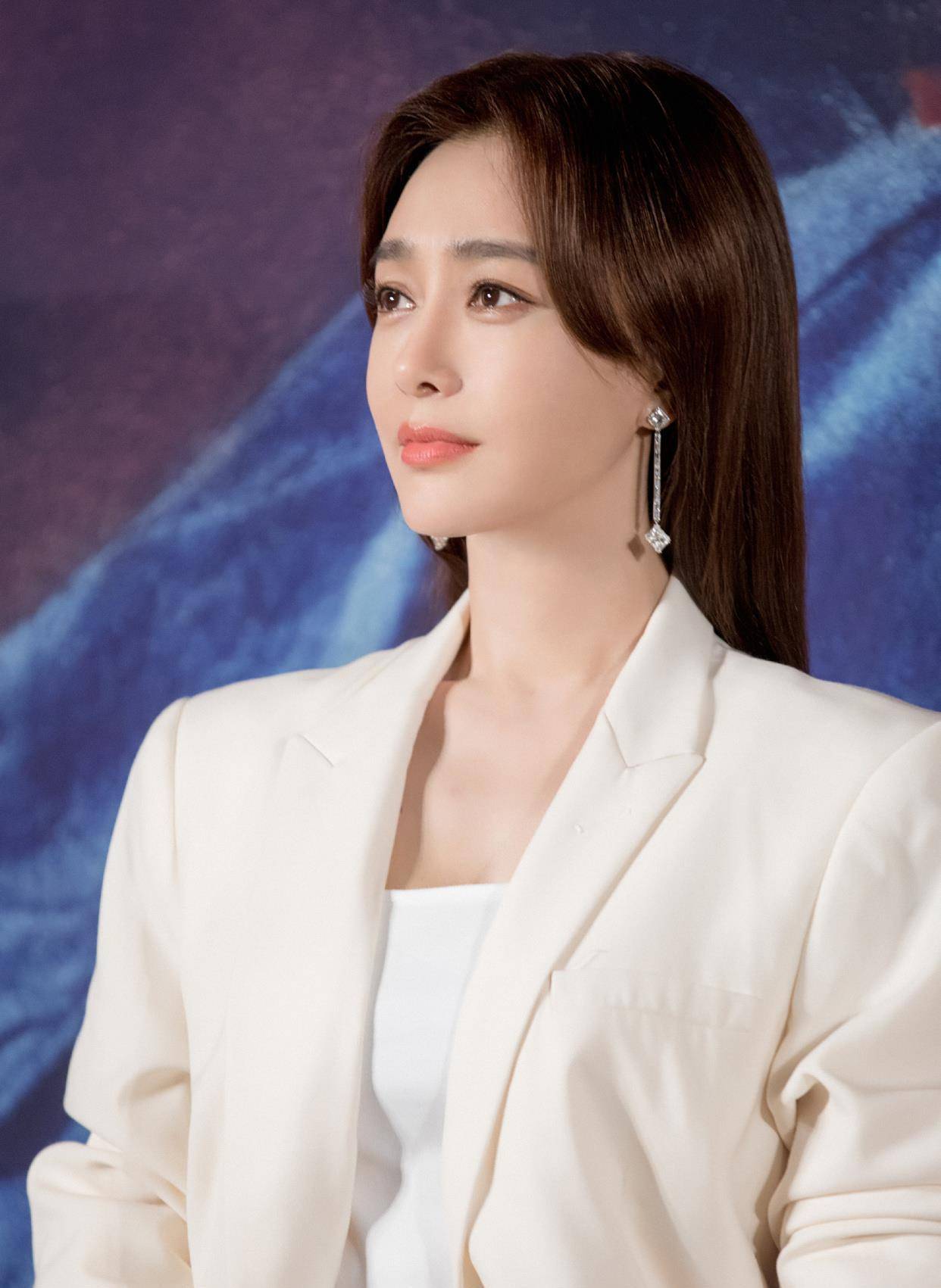 秦岚太会穿了,白色西装配牛仔裤造型好清纯,真不愧是"白月光"_效果