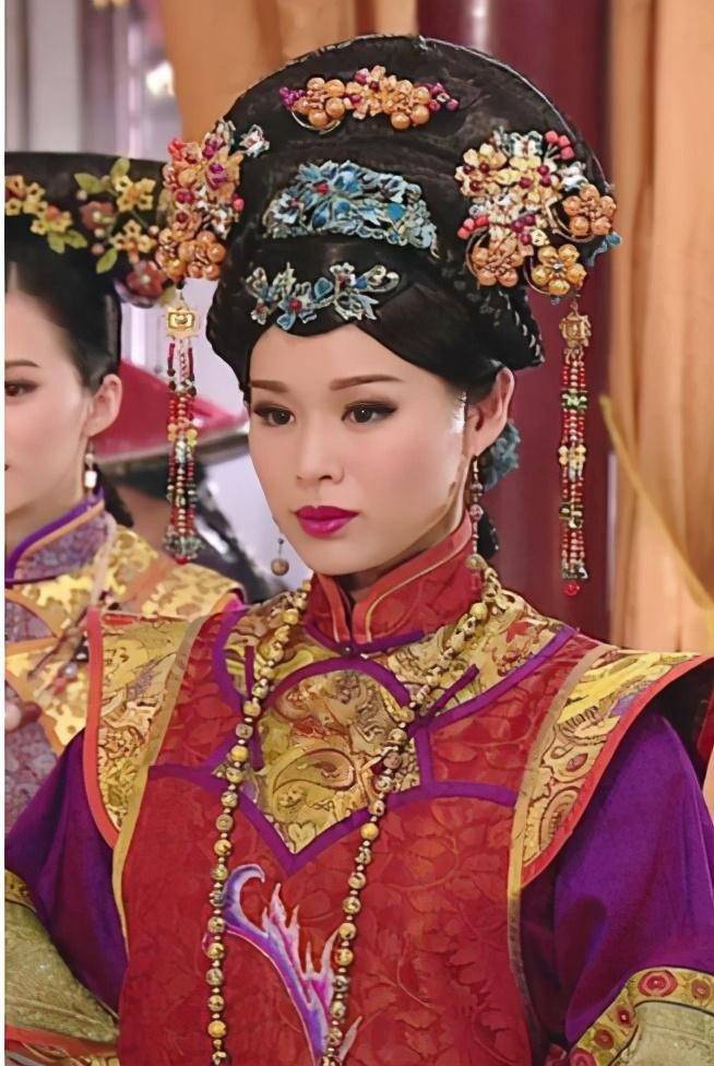 后来胡杏儿凭借《怒火街头》和《万凰之王》夺得万千星辉颁奖典礼"