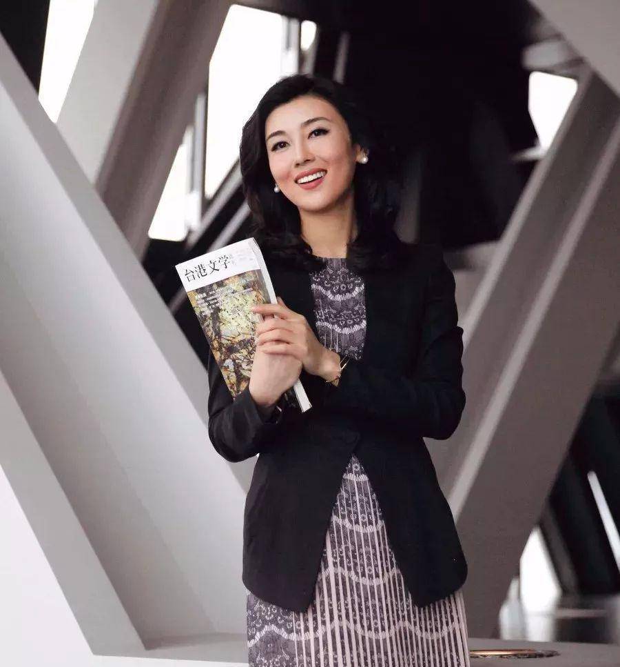 电视李红归来,颜值再攀高峰,亮紫色西装配齐肩内卷,优雅大气_董卿