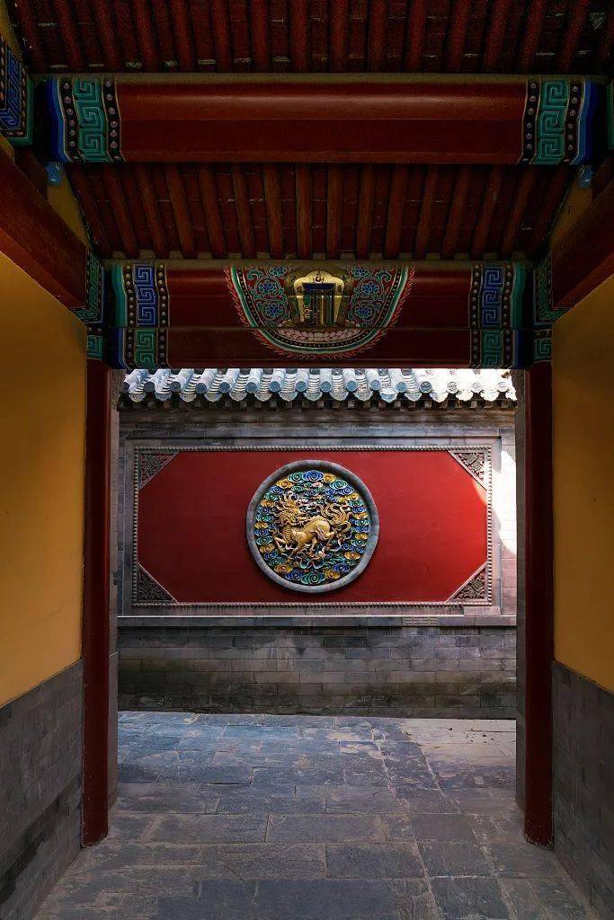 北海公园的九龙壁,用七色的琉璃砖瓦各镶嵌成九条巨龙,色泽鲜艳,形象