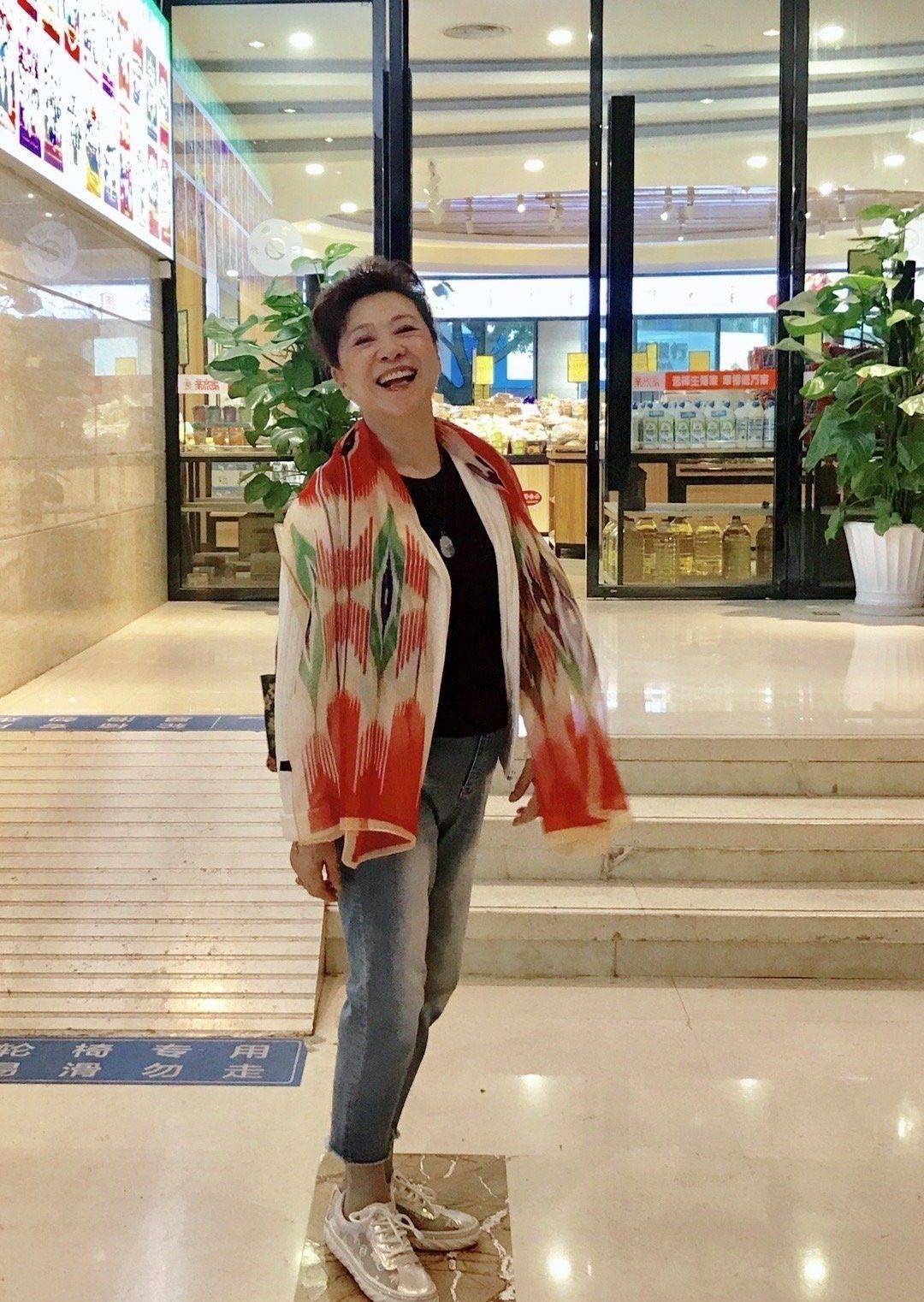 王馥荔穿白裤小皮鞋，是个优雅漂亮的老奶奶，原生态就是有气质！