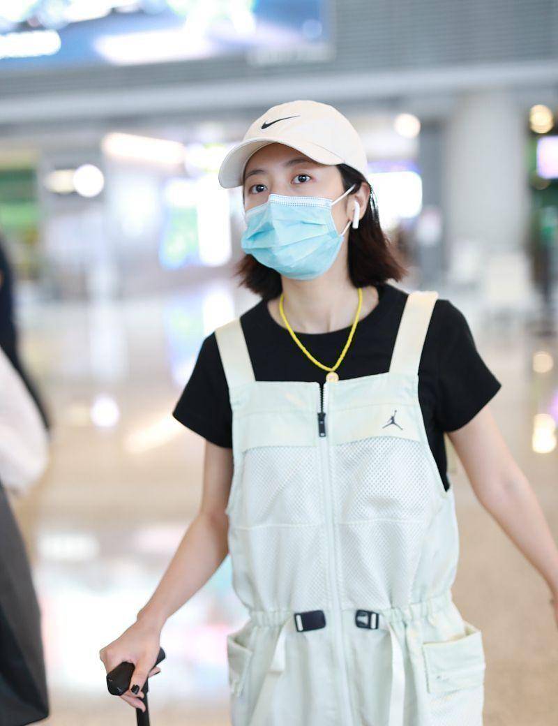 周雨彤脚穿aj好休闲,背带裤还带网纱设计,运动风好飒爽_裤子_身材