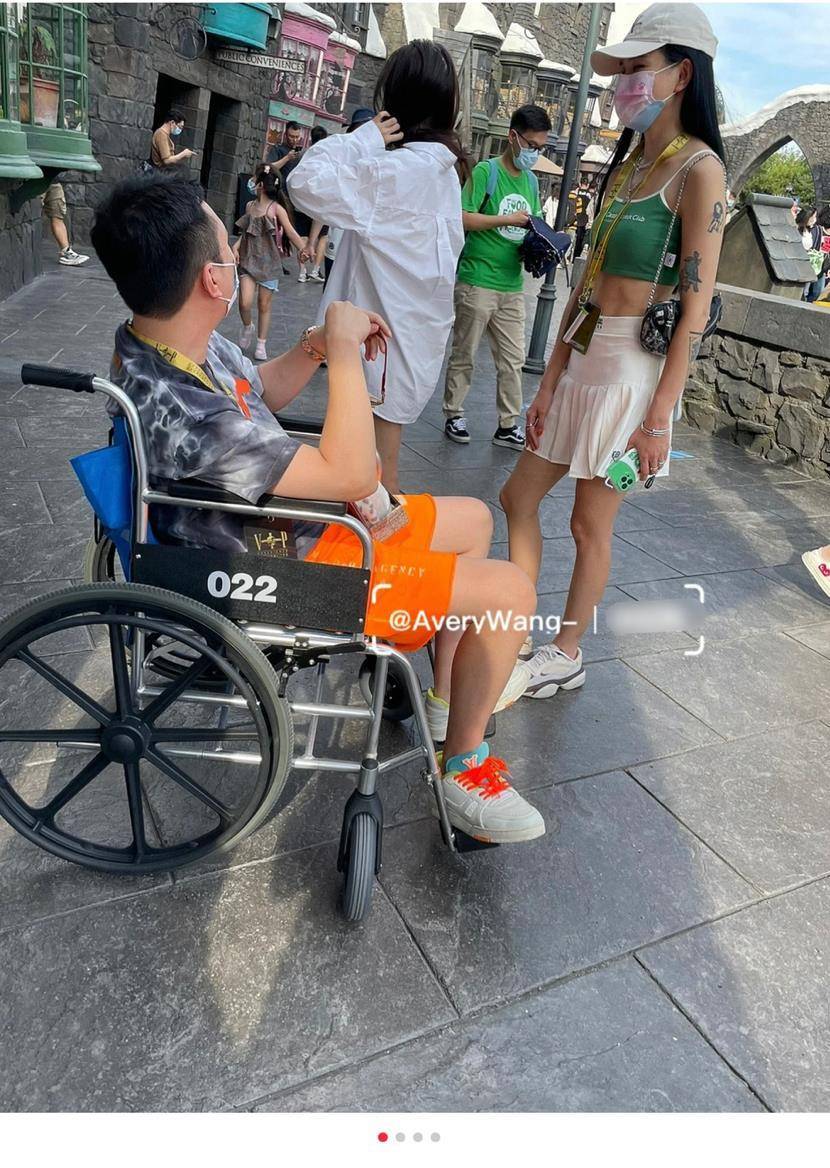 王思聪现身环球影城，身边都是美女，不想和推着轮椅的人一起走路