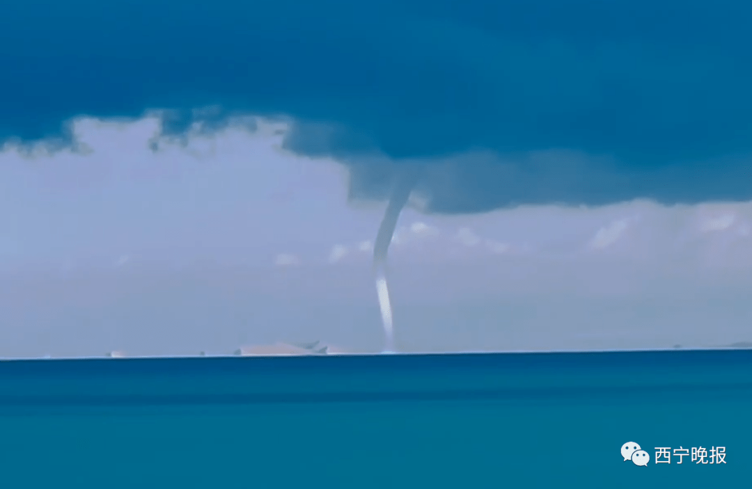 青海湖景区出现 "龙吸水"奇观_湖面_龙卷风_水面