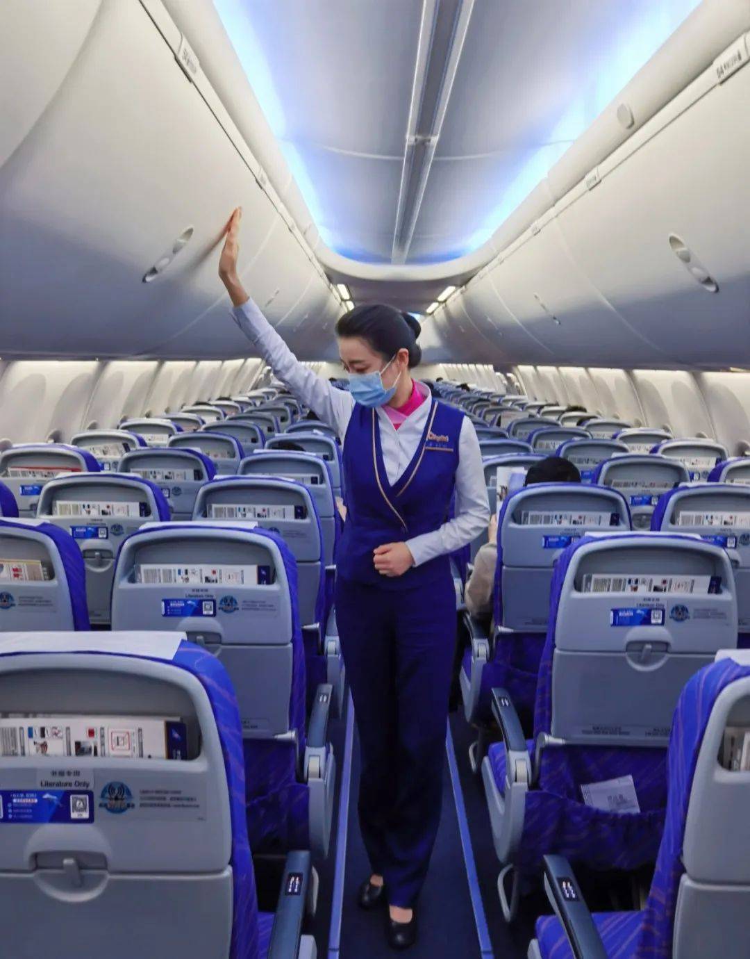 乘务长周丹20时26分飞机客舱门开启乘务组帮助医生携带无菌箱优先下机