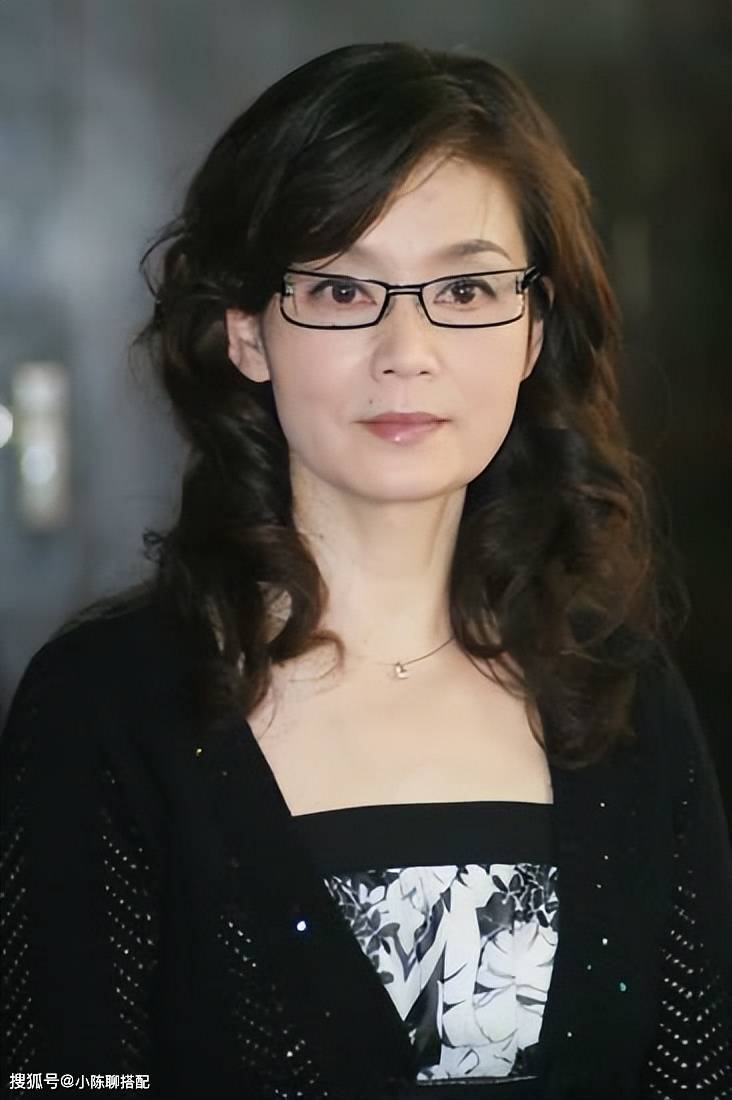 潘虹年轻时颜值惊艳,老去后也优雅大方,穿衣不做作很显贵气_女人_衣服