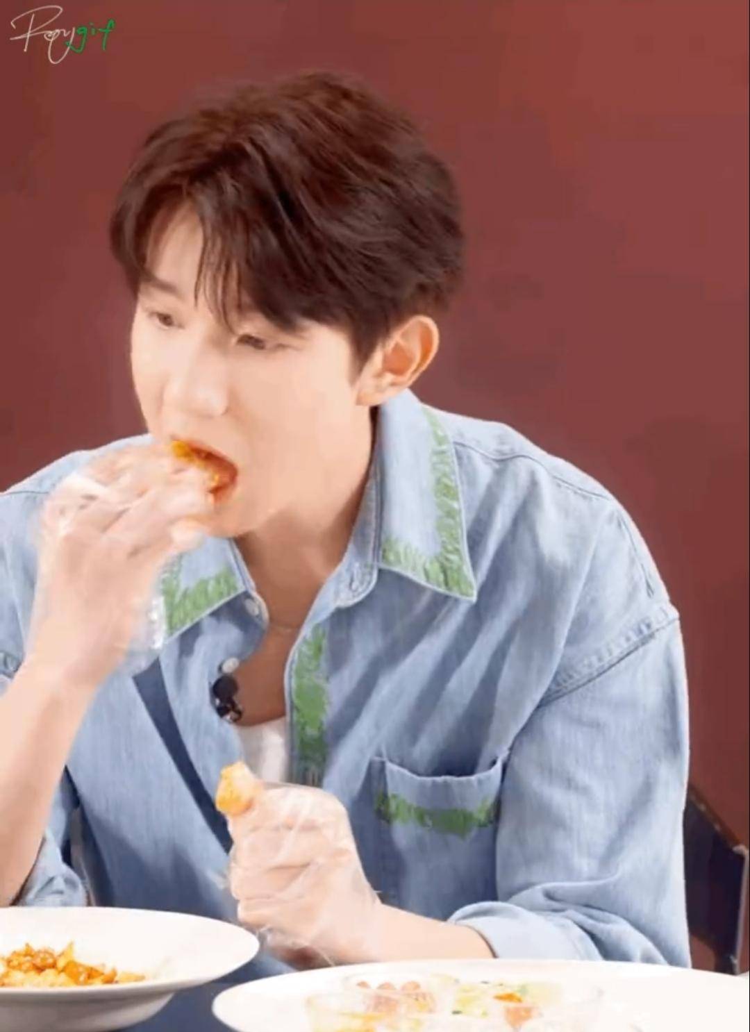 王源牛仔连体裤造型亮相品牌出镜,现场吃鸡,眼睛都亮了_镜头_孩子