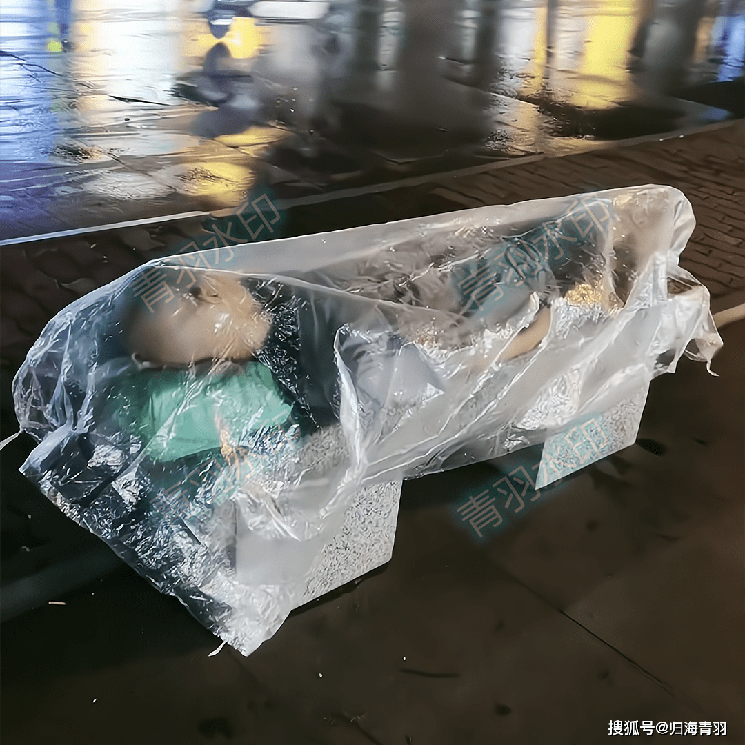 天上下着雨,广东一男子躺在街边一动不动,网友:我以为是尸体_塑料布
