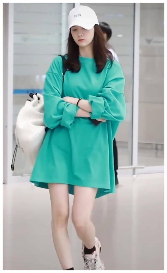 少女时代允儿穿t恤裙现身,不足半米的罗圈腿瞩目,怎么这么弯?