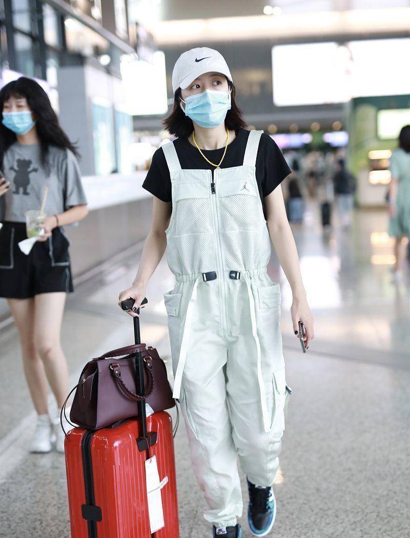 周雨彤脚穿aj好休闲,背带裤还带网纱设计,运动风好飒爽_裤子_身材