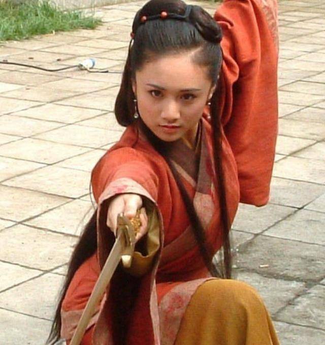 刘芸的出道的起点不低,外形也是十分地靓丽,从《三重门》,《歌让我狂