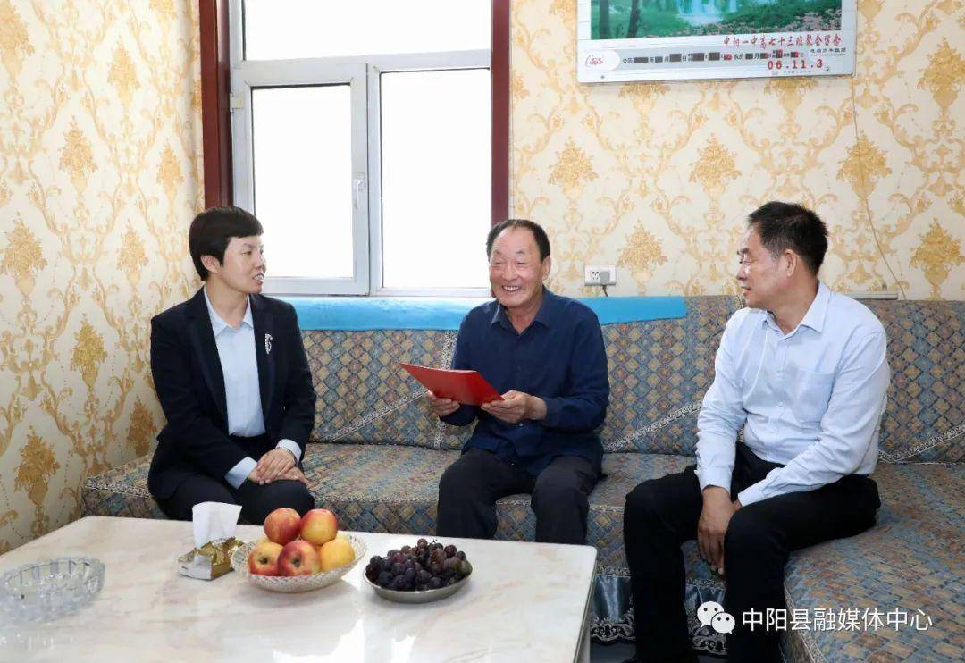 中阳:孙燕飞走访慰问退休教师