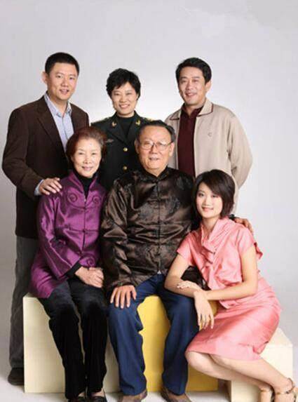 正师级大校,曾在军校学习,在航天方面的研究成果得到了国内外专家的