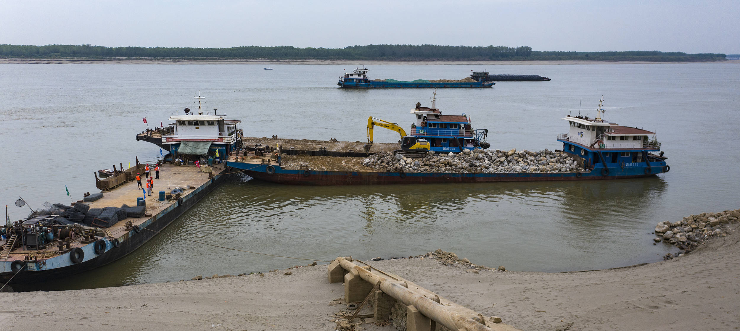 9月8日,嘉鱼四邑公堤肖潘殷家角段水下抛石及簰洲湾堤新洲段正抓紧