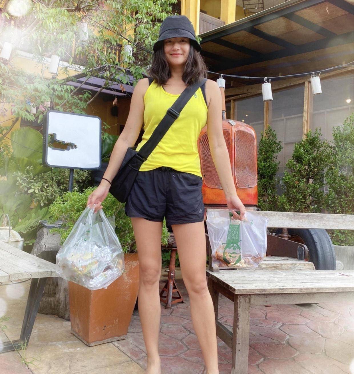 瞿颖自信素颜走机场,皮肤松弛显老至少五岁,但衣服穿搭很有品位_服饰