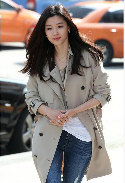 全智贤夏日私服穿搭真高级,一件卡其色风衣搭牛仔裤,气质出众_西装