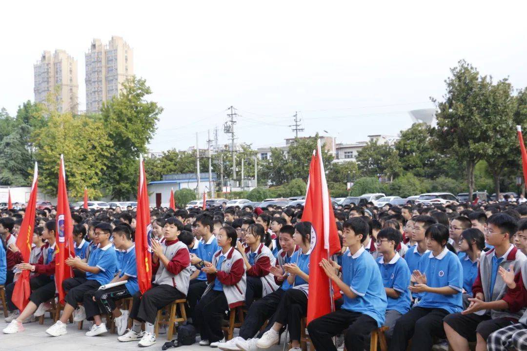 邓州教育事业新篇章, 9月7日上午,邓州六高中全体师生齐聚国旗广场