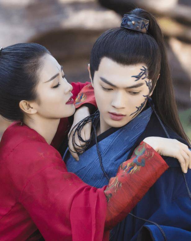 "强捧出道"白鹿:压番关晓彤,与许凯炒cp,于正旗下头号花旦?