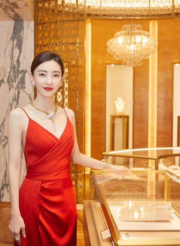 王丽坤骨架太小了,穿细带红裙明艳炙热,胯比肩宽不丑还很有气场_剪裁