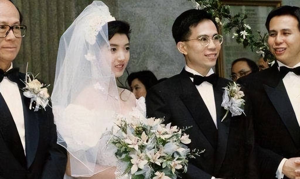 有一次李泽钜跟王富信都去参加了,李泽钜第一眼