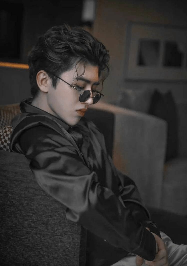 蔡徐坤衬衫穿搭真有范,波浪大背头配蛤蟆镜,帅气时尚全都有_颜色_黑色