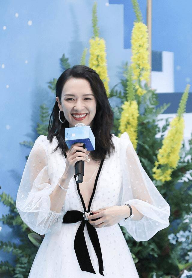 章子怡时隔7年录《快本》,踩拖鞋一路狂奔,侧身没曲线也太瘦了_造型