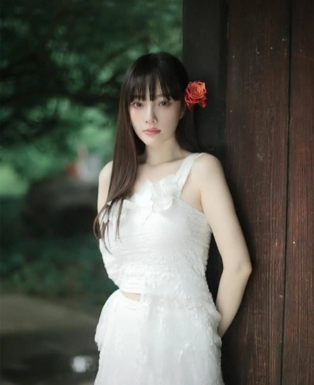 39岁李小璐晒近照!穿黄色连衣裙好少女,配文伤感疑新感情受挫?