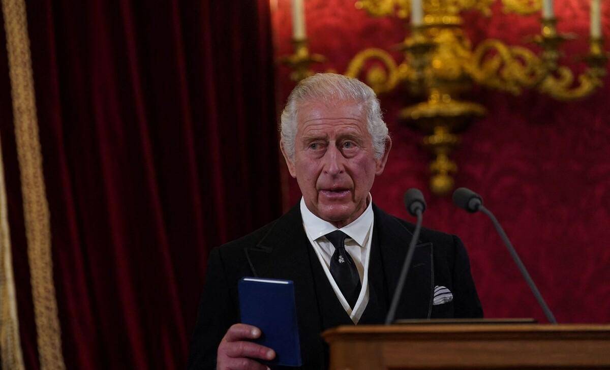 英国王查尔斯三世多张照片流出,手指又红又肿,引网友广泛关注