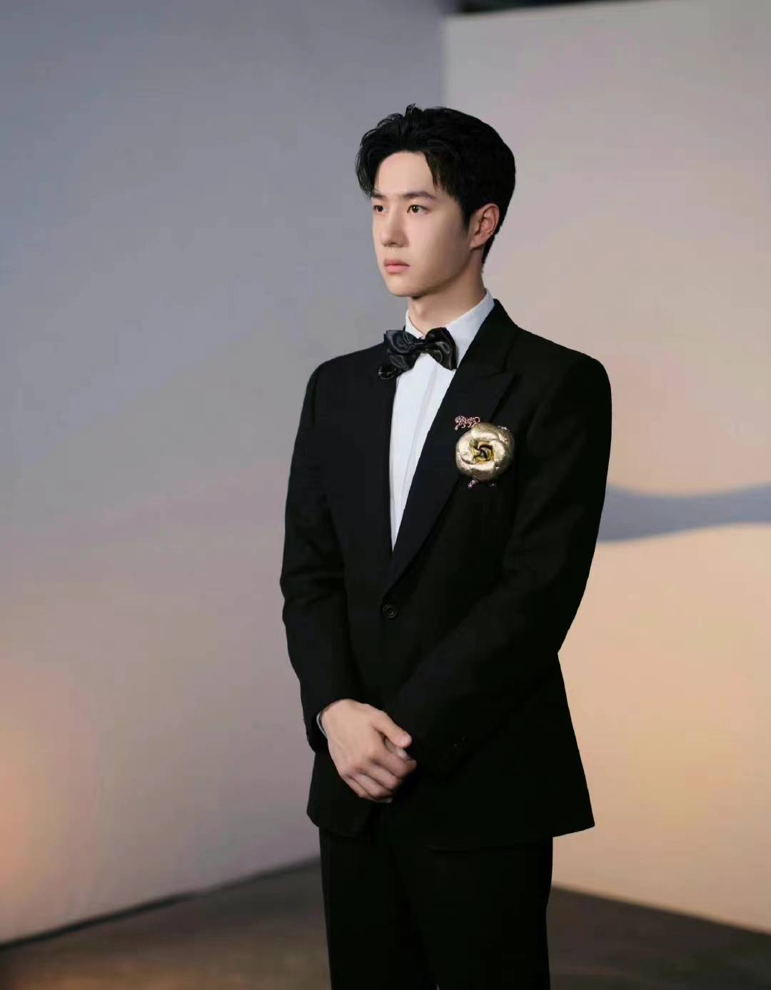 王一博亮相央视中秋晚会,经典黑西装内搭白衬衫,精致贵气_黑色_造型