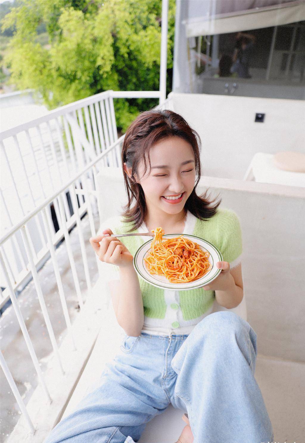 节目中她怼于正"首个涮掉我不公平",今穿开衫牛仔裤,清新俏皮_吴佳怡