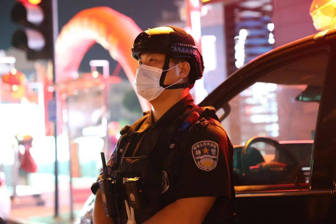 警徽伴明月中秋护安宁一家不圆万家圆织里公安全警守护万家灯火