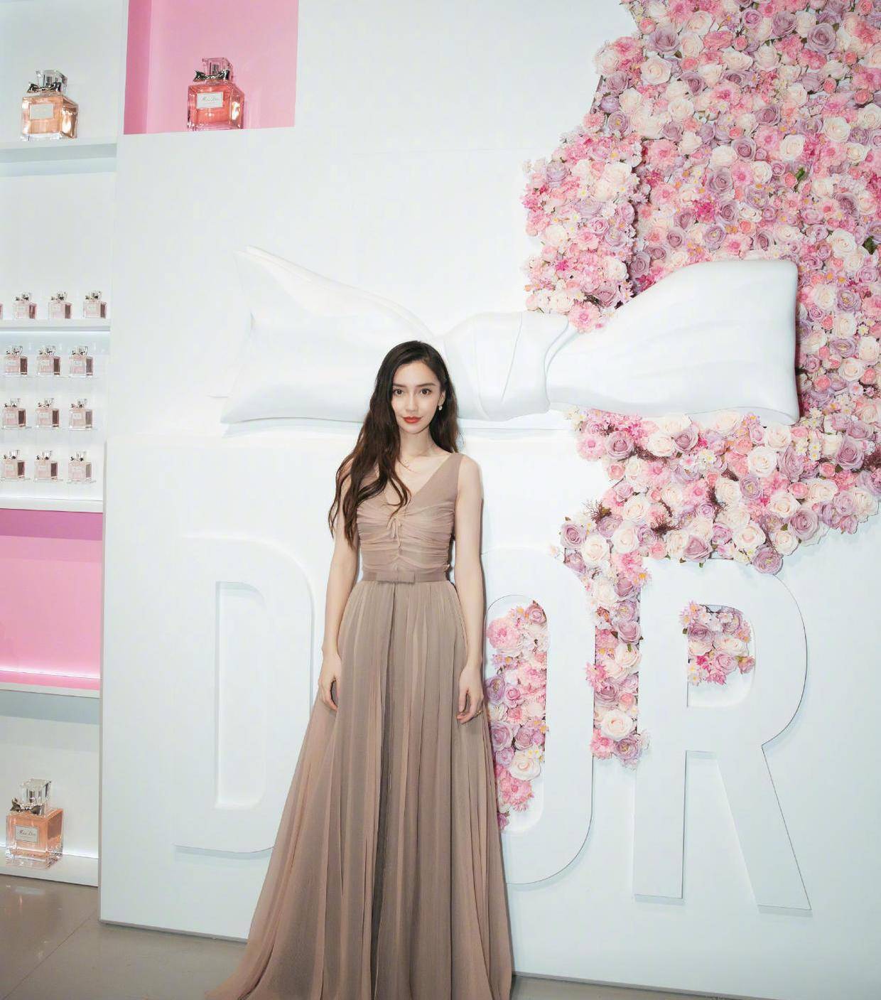 穿拼接色抹身材裙出席活动,魅力四射_连衣裙_剪裁_女性