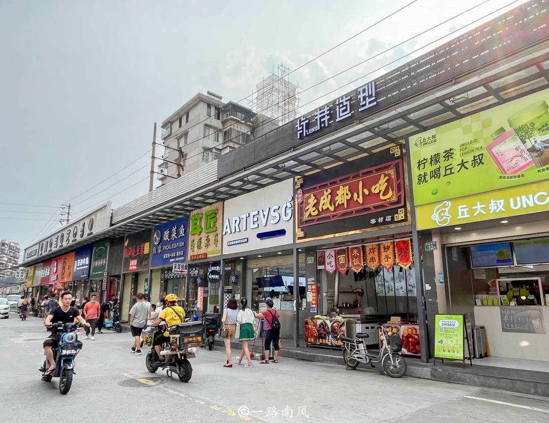 广州一条不起眼的街道，自带小县城气质，很多年轻人来打卡