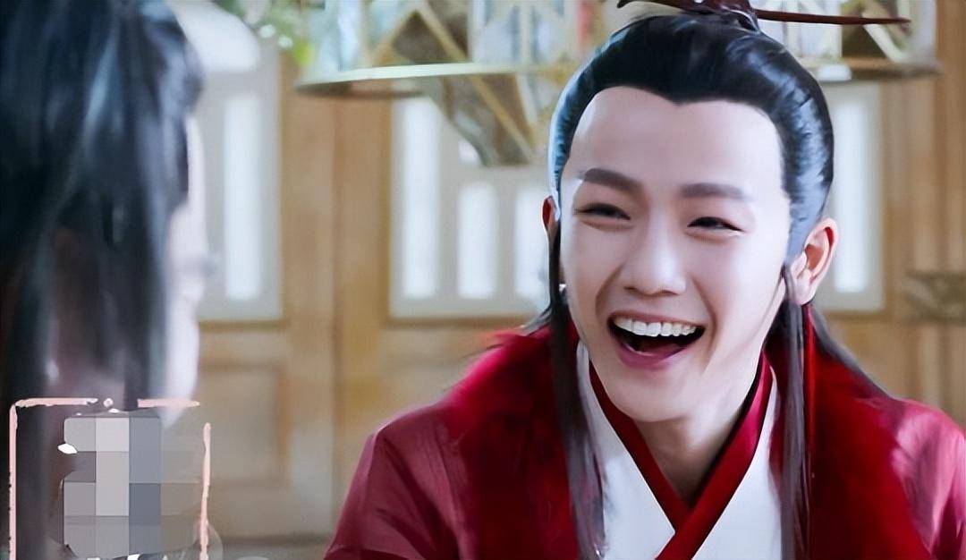 况且他的整个装扮看起来带点喜感,尤其是夏志远在给女主和男主拉线的