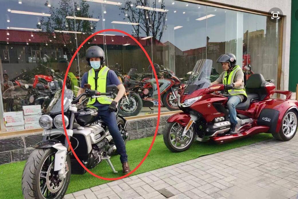 靳东时隔多年买摩托超开心,穿反光背心胖一圈,戴蝎子盔膀子好白_电视