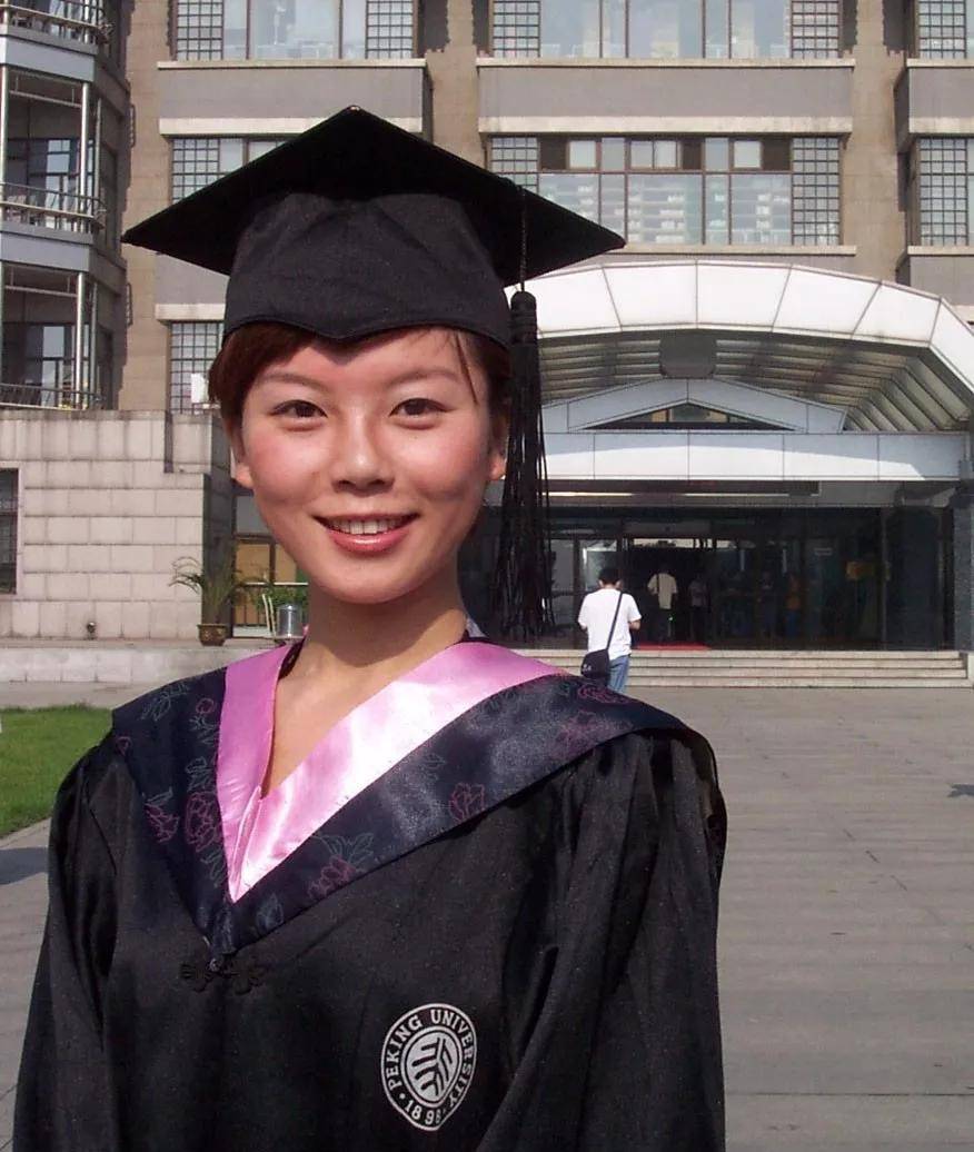 北京大学女学霸,靠师生筹款去美国留学,如今换了国籍嫁给洋人