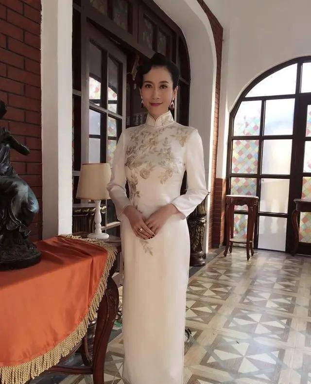 温峥嵘美到了,穿白色印花抹身材连衣裙配长卷发,侧颜惊艳了_版型_礼服