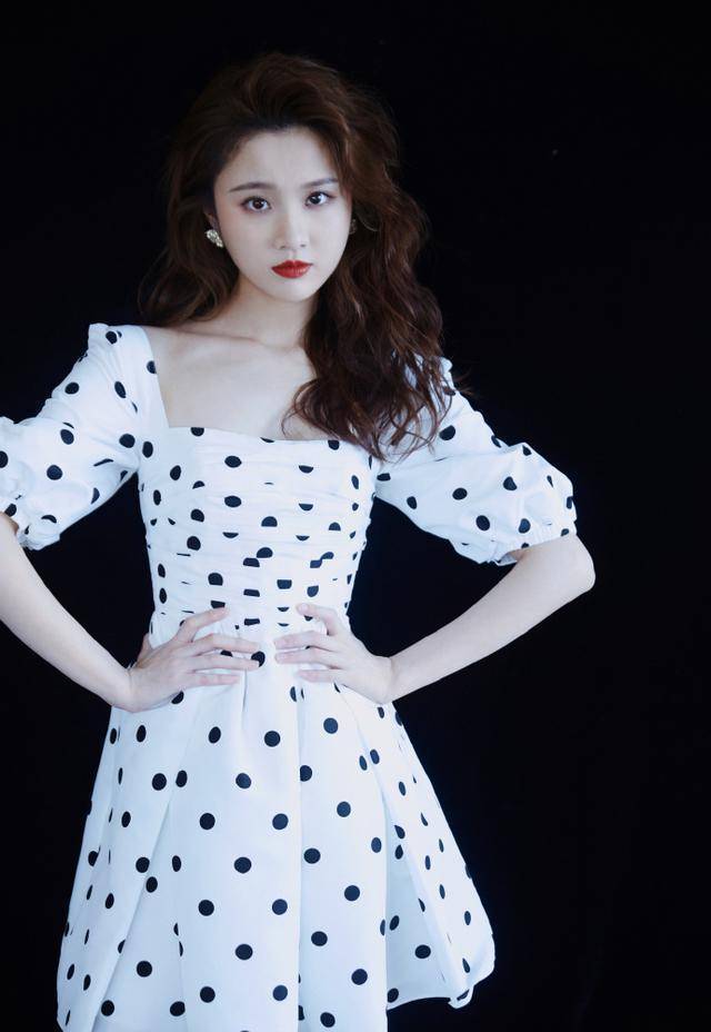 的谋女郎"张慧雯,一袭波点裙穿得清纯又娇媚,腰真细_女人_连衣裙_时尚