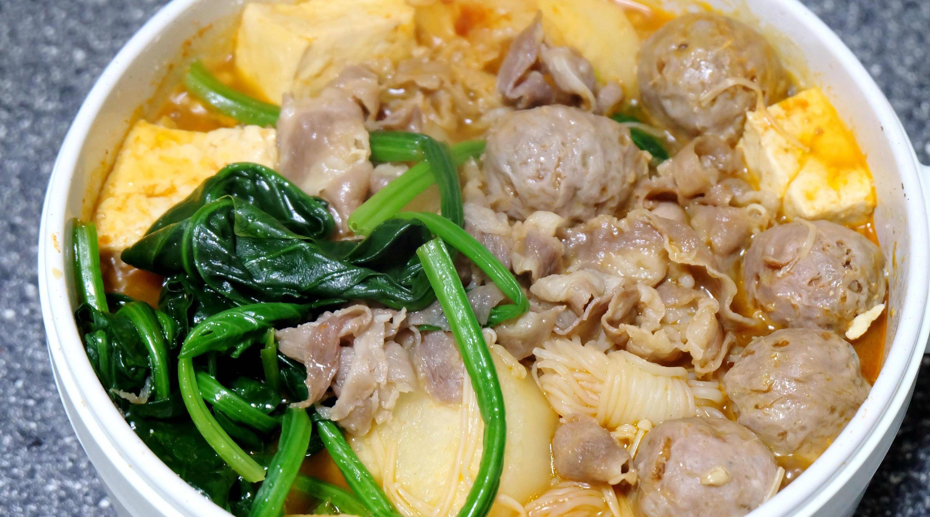 全职妈妈一个人在家,煮个小火锅解决午饭,简单省事又好吃_食材_肥牛