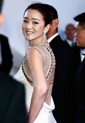 穿深v时尚凸时尚曲线,戴钻石耳环贵气逼人_巩皇_中国_娱乐