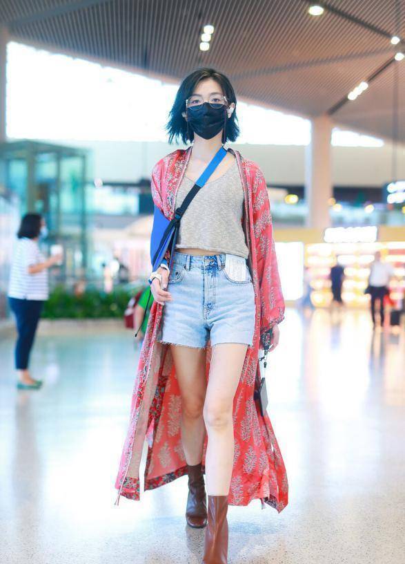 万茜品味真独特,上身短袖t,下身棉皮裙,不仅不丑还时髦爆了