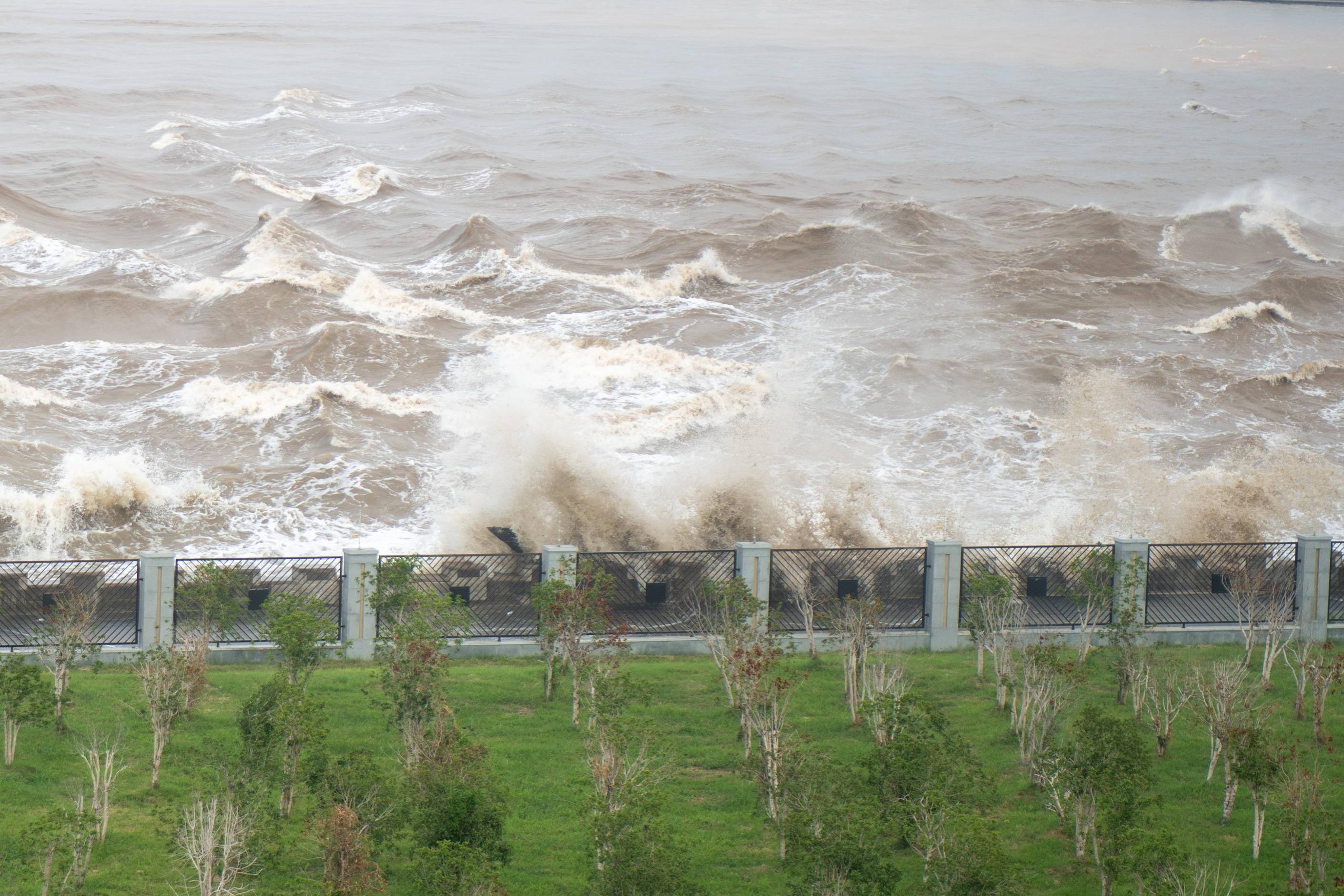 9月12日,钱塘江潮水拍打江堤形成巨浪